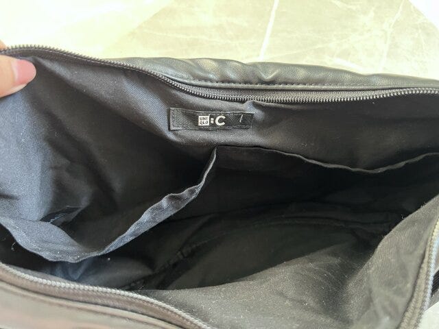 レザータッチラウンドバッグの内側にはポケットが2つ