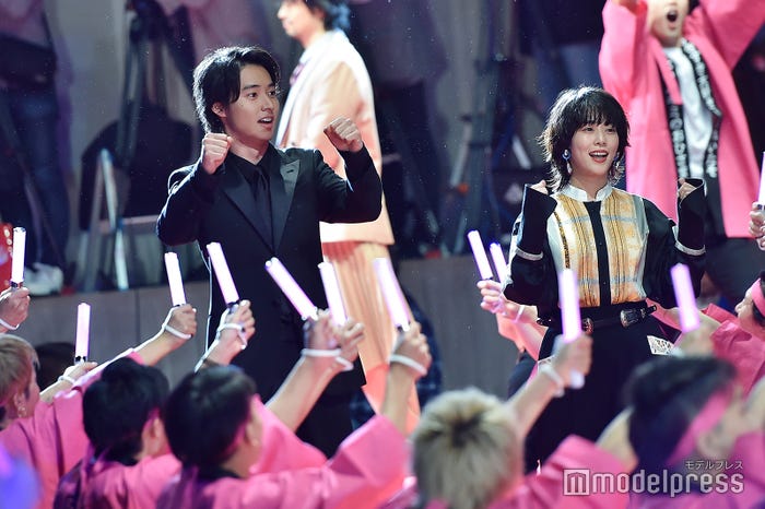 ノリノリで登場する山崎賢人&高畑充希 (C)モデルプレス