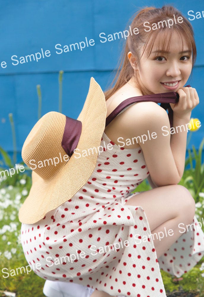 渡辺みり愛1st写真集「消極的な華やかさ」封入特典ポストカード/(撮影:彦坂栄治)