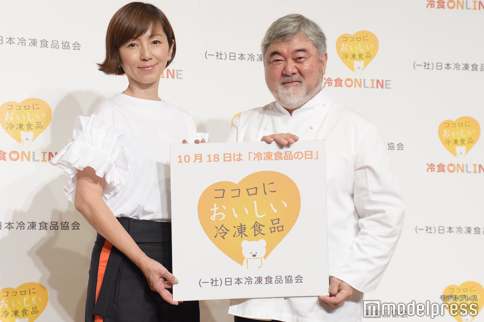 （左）渡辺満里奈（C）モデルプレス