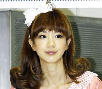 49歳マジ？！1児ママタレ フリルのミニワンピ＆エルメスの靴が可愛すぎ 13歳下騎手の夫とのデートではシャネルのブーツ♥