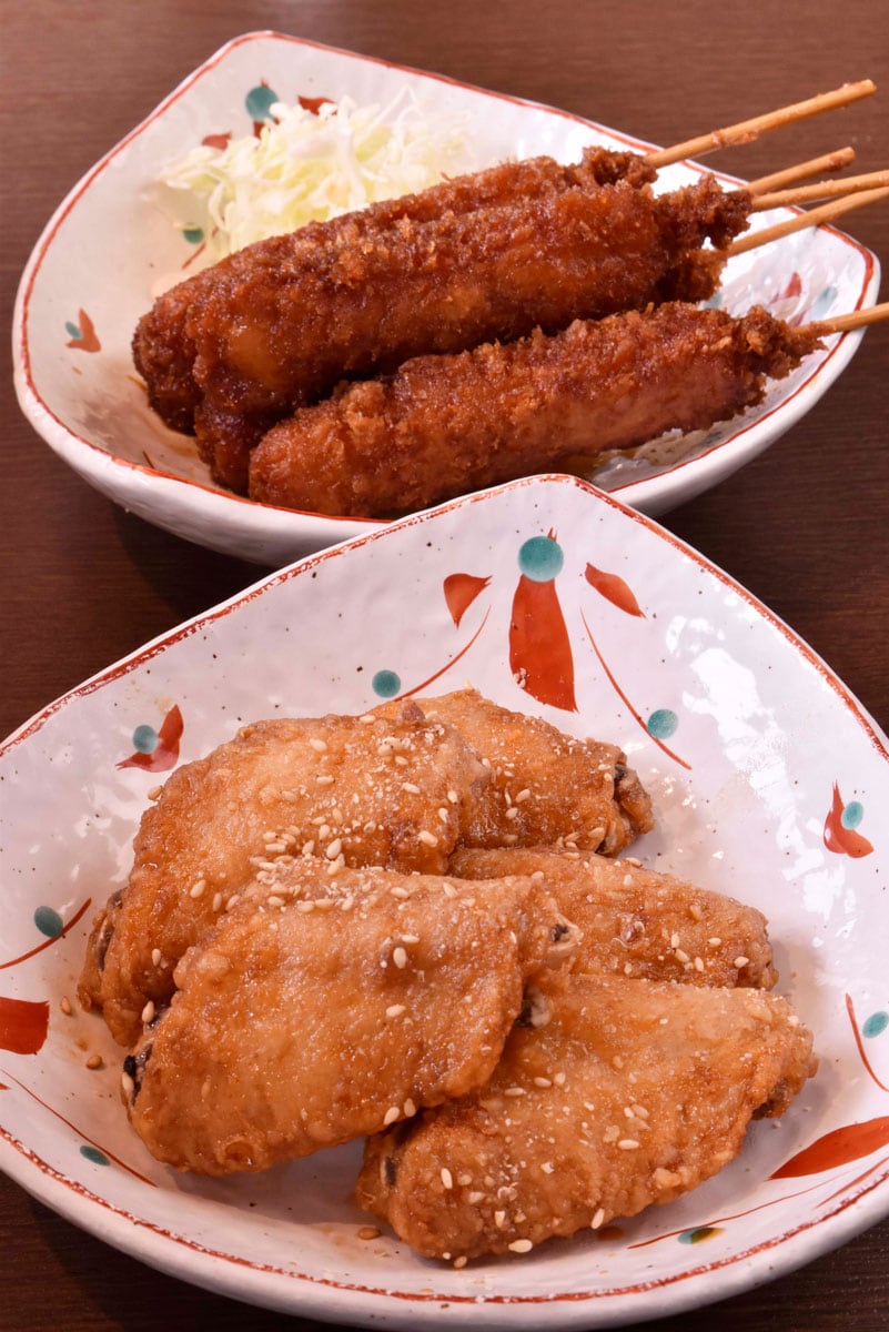 手羽先は5本710円、串かつは1本250円。テイクアウト需要も高い