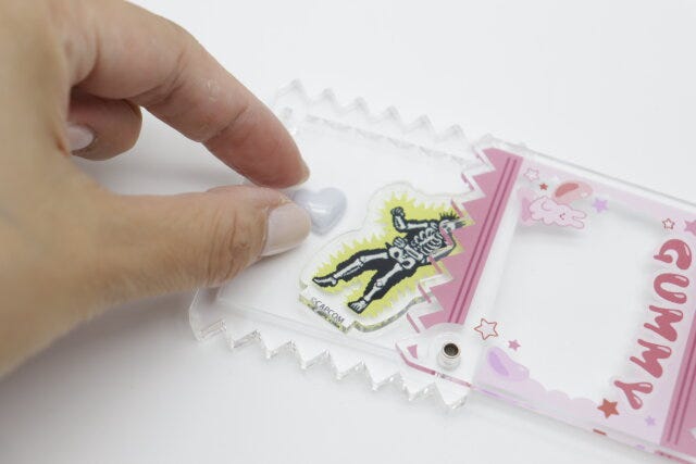 セリアのシャカシャカフレームキーホルダー