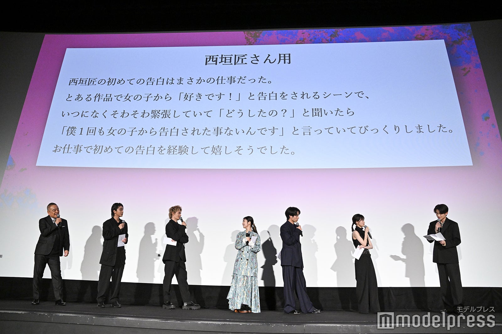 （左から）佐藤祐市監督、倉悠貴、佐野勇斗、浜辺美波、赤楚衛二、山下美月、西垣匠（C）モデルプレス