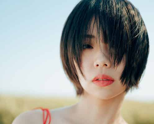 鈴木ふみ奈、撮影のためにバッサリヘアカット 圧巻バストにドキッ