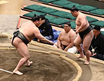 “史上最強の新弟子”旭富士が注目対決あっさり制してデビュー21連勝！人気の三田は脱帽「強かった」大相撲夏場所
