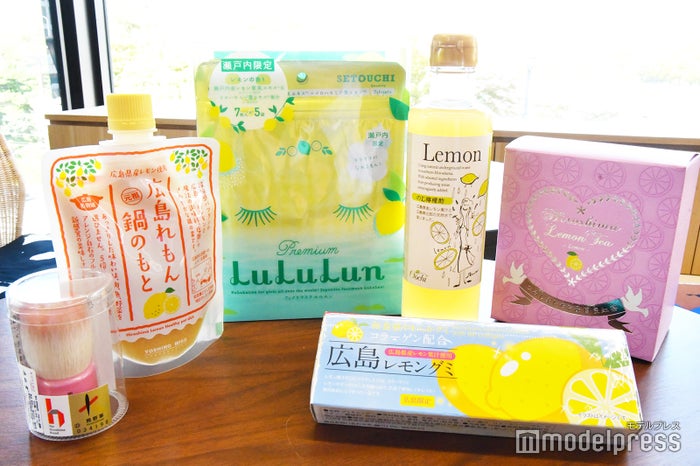 左から「フラワー洗顔ブラシ(3,240円税込)」、「広島れもん鍋のもと(432円税込)」、「瀬戸内プレミアムルルルン(1,620円税込)」、「広島レモングミ(216円税込)」、「のむ檸檬酢(1,080円税込)」、「ひろしまレモンティー(国産紅茶)5P箱入り(1,080円税込)」(C)モデルプレス
