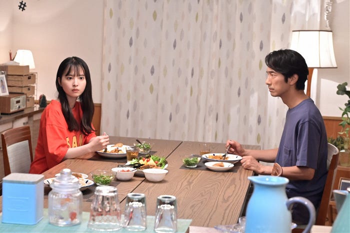 飯沼愛、眞島秀和 (C)「パパとムスメの7日間」製作委員会