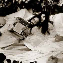 1969年、フェアモント ザ クイーン エリザベスで、ビートルズのジョン・レノンとオノ・ヨーコが「ベッドイン」を行い、世界中に平和のメッセージを発信/提供画像