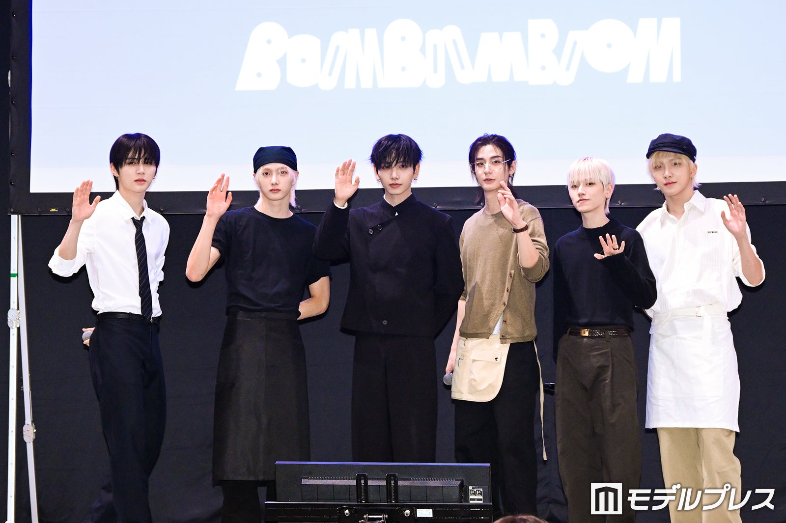 （左から）TAESAN（テサン）、SUNGHO（ソンホ）、JAEHYUN（ジェヒョン）、LEEHAN（イハン）、RIWOO（リウ）、WOONHAK（ウンハク）（C）モデルプレス