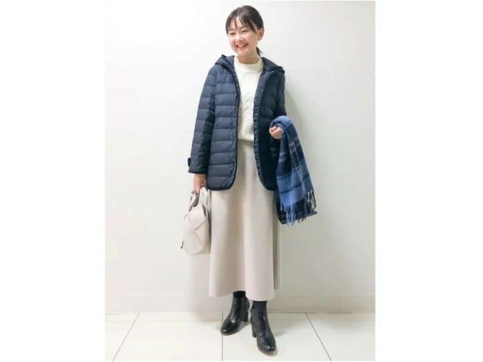 【OKコーデ】ベーシックなネイビーにはホワイト系をプラスして　出典：WEAR