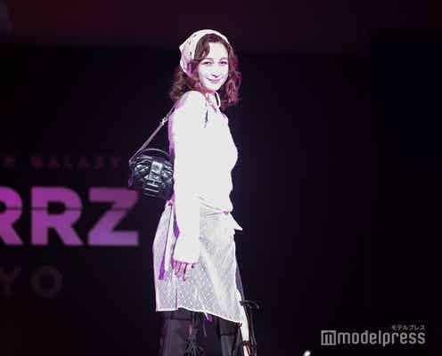 藤井サチ、オフショルニットで美デコルテ輝く【STARRZ TOKYO】