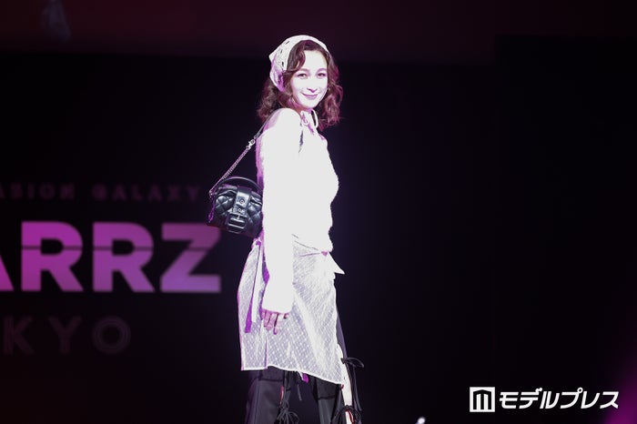 藤井サチ、オフショルニットで美デコルテ輝く【STARRZ TOKYO】