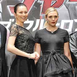 美の競演を果たした米倉涼子（左）とエリザベス・オルセン（右）【モデルプレス】