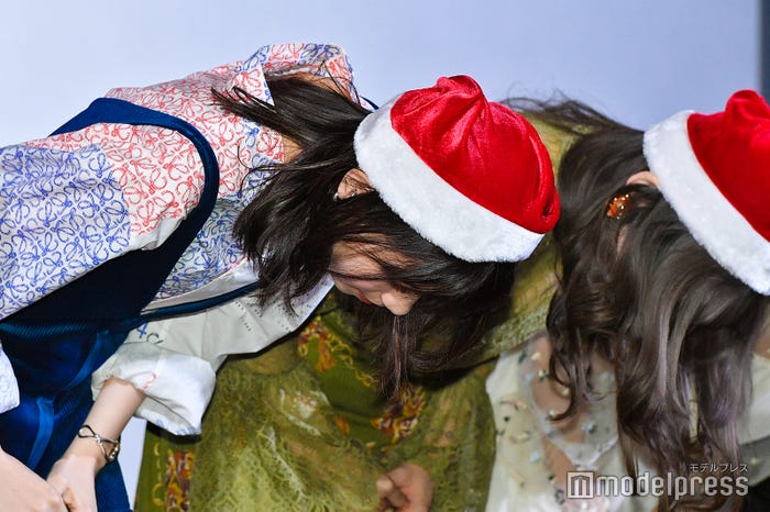 来場したファンにお辞儀で感謝を伝える西野七瀬(C)モデルプレス