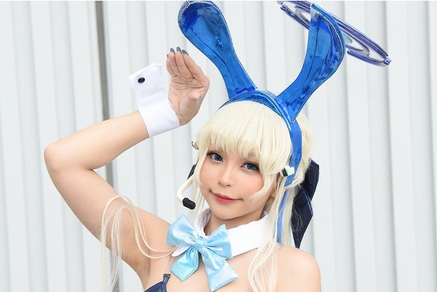 バニー衣装を着こなすタイ人「ブルアカ」コスプレイヤー「色、質感、曲がり具合にこだわった“ウサ耳”を見て」＜コミケ102＞ - モデルプレス