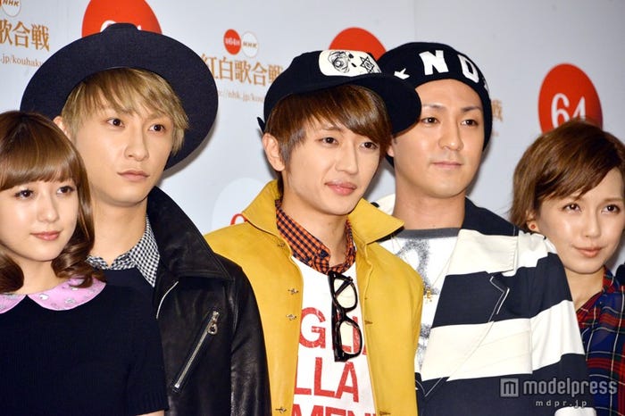 AAA(左から:、伊藤千晃、與真司郎、西島隆弘、浦田直也、宇野実彩子)