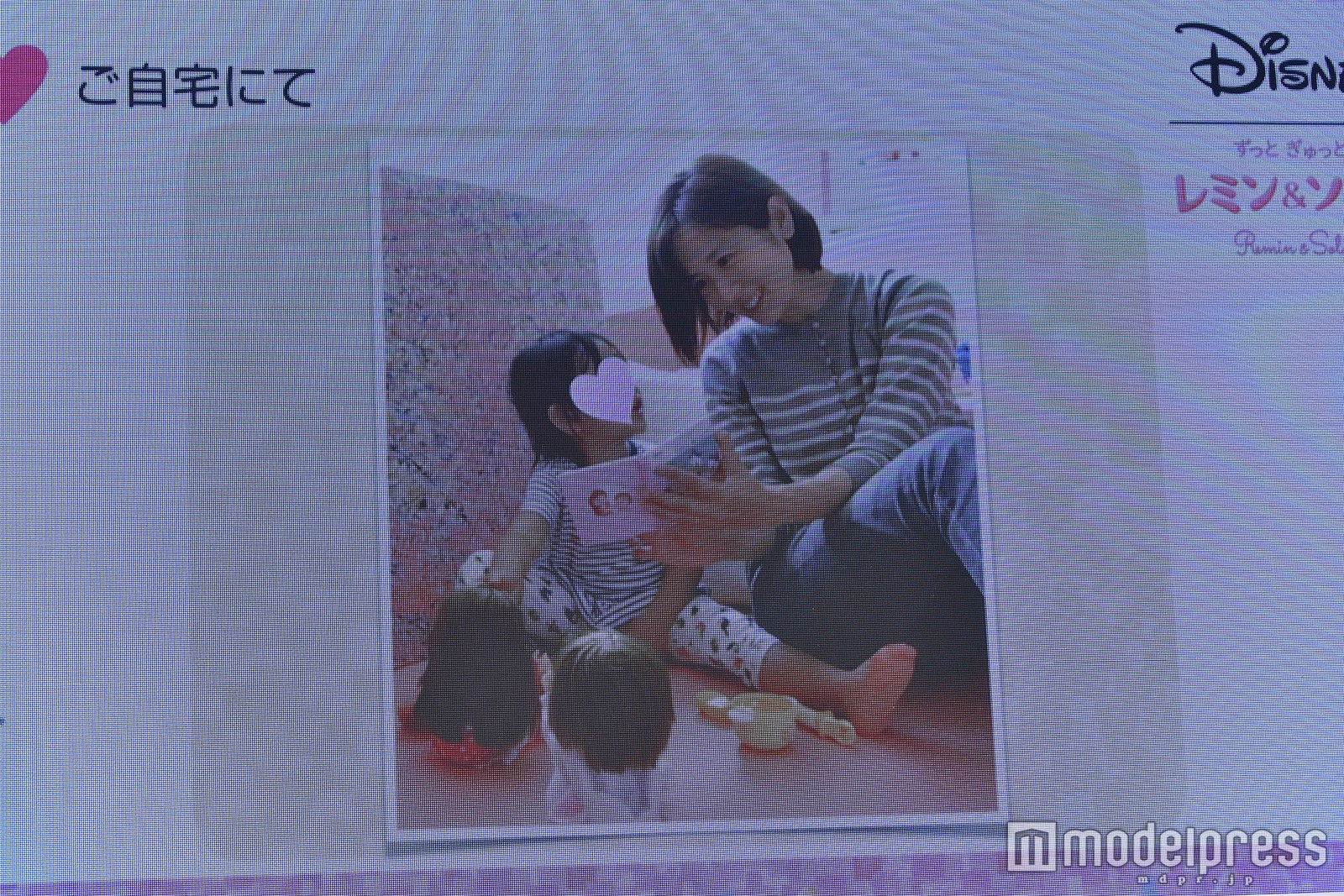 娘との写真 （C）モデルプレス