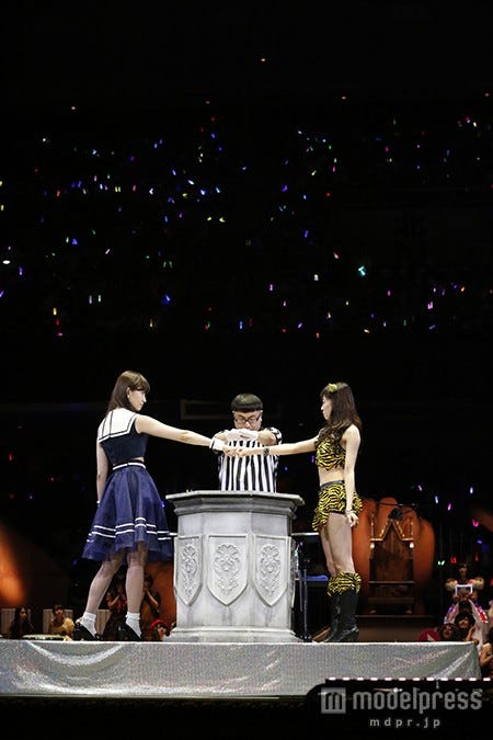 小嶋陽菜、渡辺美優紀/『AKB48グループ じゃんけん大会~拳で勝ち取れ!1/300ソロデビュー争奪戦~』(C)AKS