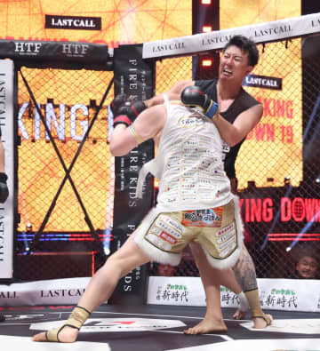 朝倉未来もあ然「歌舞伎町の喧嘩みたいっすね」“浪速の成金TikToker”が屈辱BD4連敗 大阪の村長との壮絶泥仕合でTシャツぼろぼろに