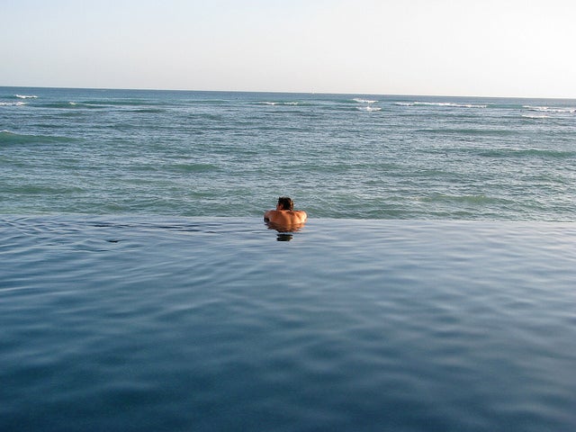 どこまでも海が広がっているかのようなインフィニティ・プール／photo by bonnieshappell