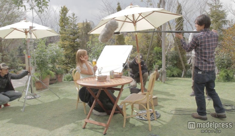 ローラ／「サッポロ ホップ畑の香り」テレビCM「鼻にホップ」篇メイキングショット