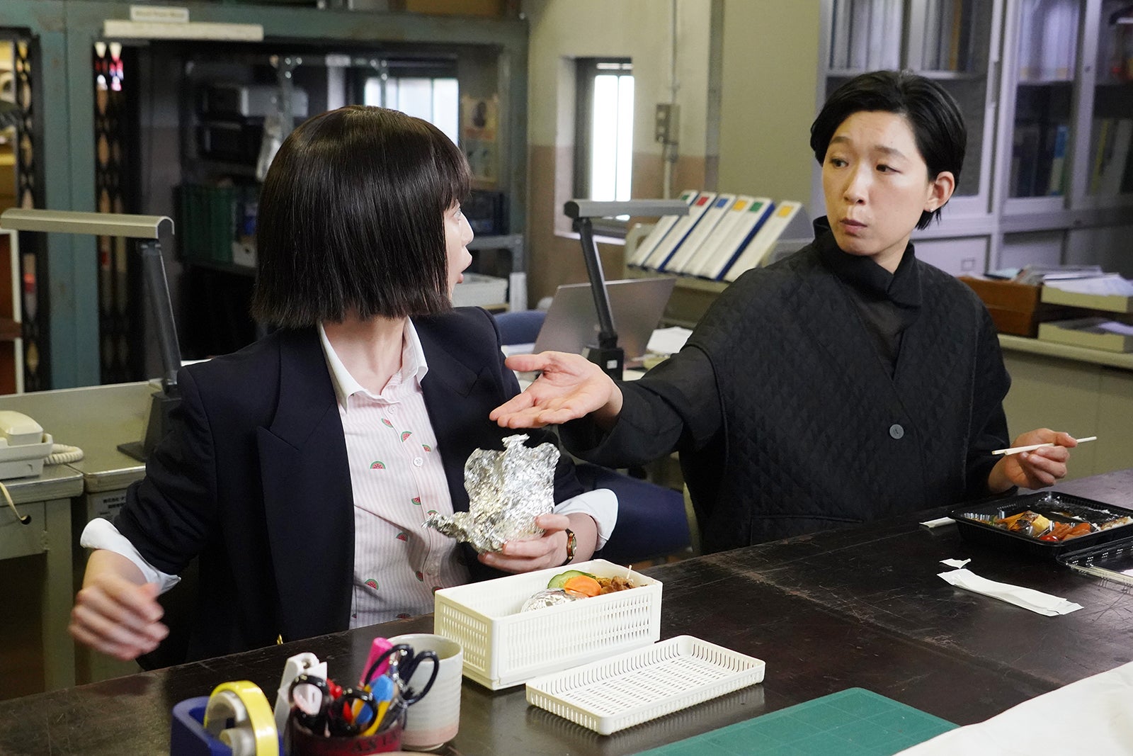 今田美桜、江口のりこ／「悪女（わる）～働くのがカッコ悪いなんて誰が言った？～」第2話より（C）日本テレビ