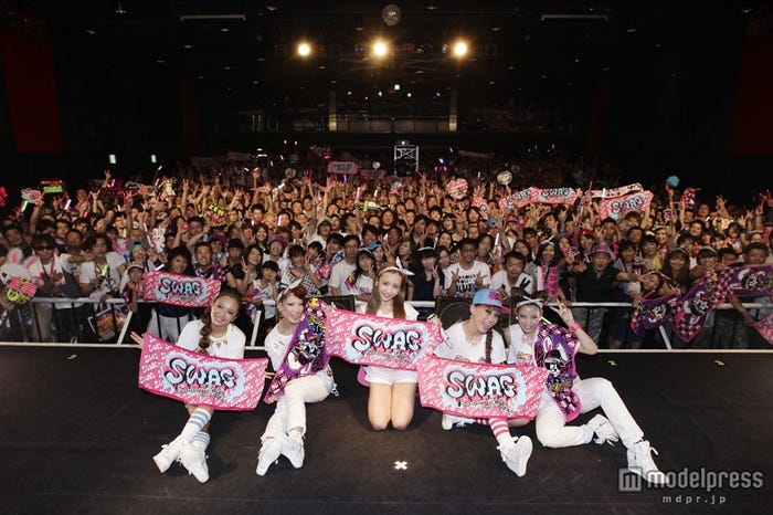 ファンと記念撮影/板野友美(C)ホリプロ