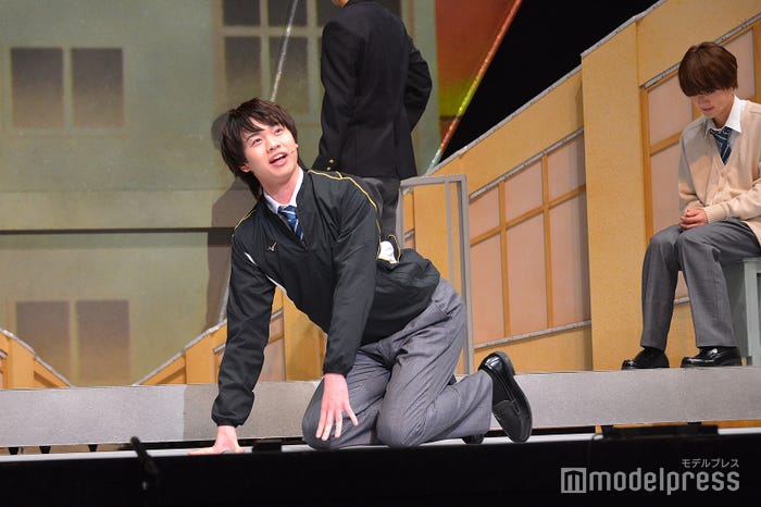 ハイハイしながら持ちギャグ「上海!」(大当たりver.)を披露する小柴陸(チラ見で様子をうかがう岡佑吏)(C)モデルプレス