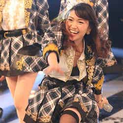 汗の飛び散る熱いライブを披露するAKB48大島優子