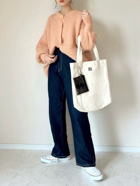 レディース　コーディネート　コーデ　着こなし　トレンド　おしゃれ　お洒落　オシャレ　2023　春　デニム　パンツ　ジーンズ　デニムコーデ　カーディガン　ピンク　スニーカー　白　ホワイト