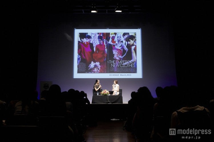 （右）太田莉菜（C）2013 Condé Nast Japan．All Rights Reserved．