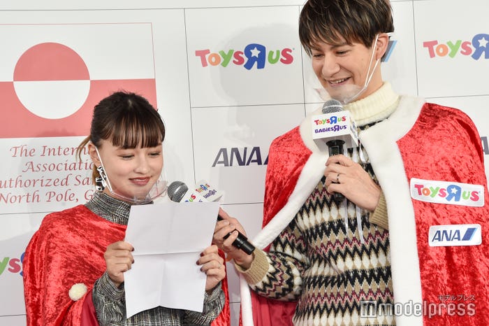 わたなべ麻衣にマイクを差し伸べるJOY(C)モデルプレス