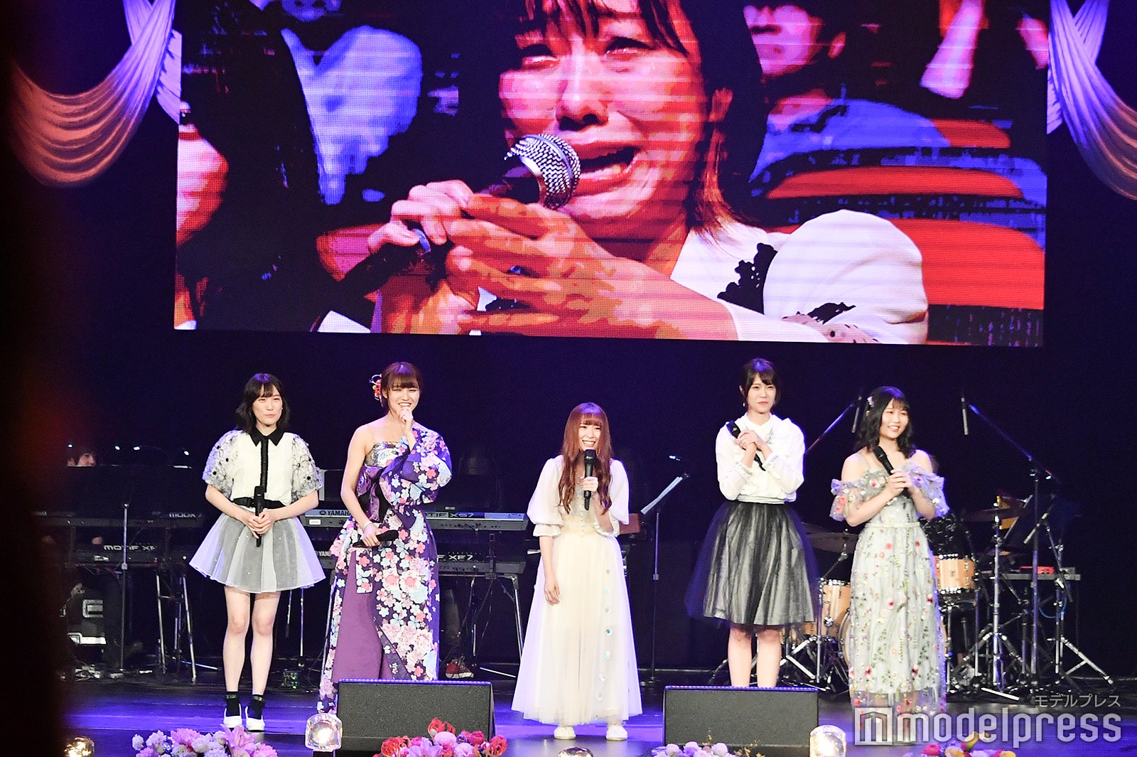 高柳明音の熱唱に号泣する須田亜香里（モニター） （C）モデルプレス