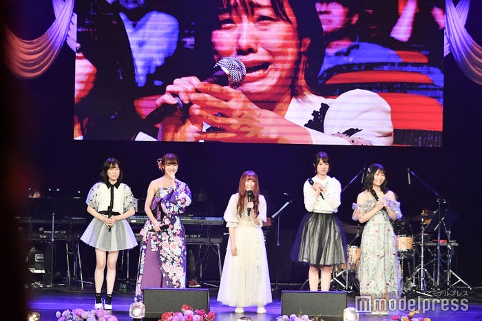 高柳明音の熱唱に号泣する須田亜香里(モニター) (C)モデルプレス