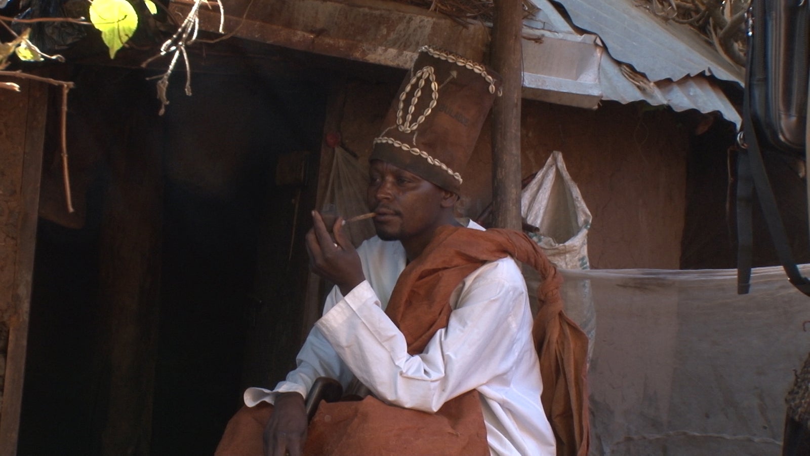 ウガンダで有名な呪術師「あいのり：African Journey」第9話より（C）フジテレビ