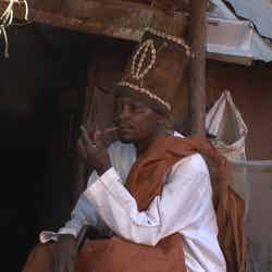 ウガンダで有名な呪術師「あいのり：African Journey」第9話より（C）フジテレビ