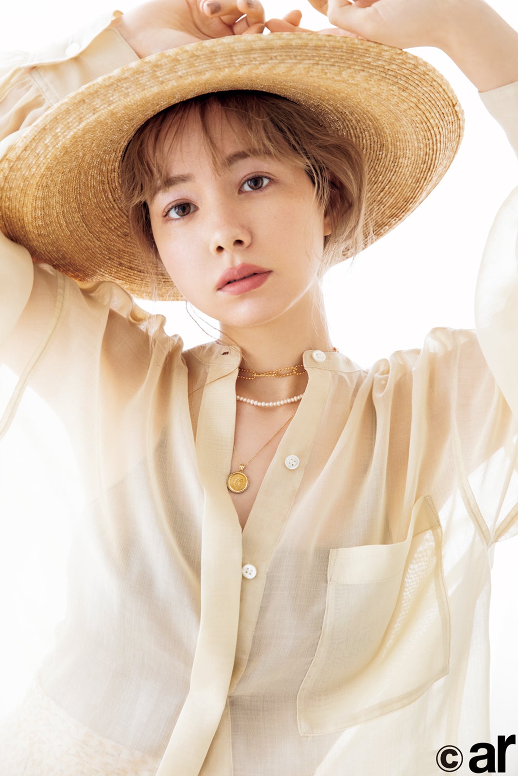 柴田あやな、美肌際立つ“服映えランジェリー”で大人の表情