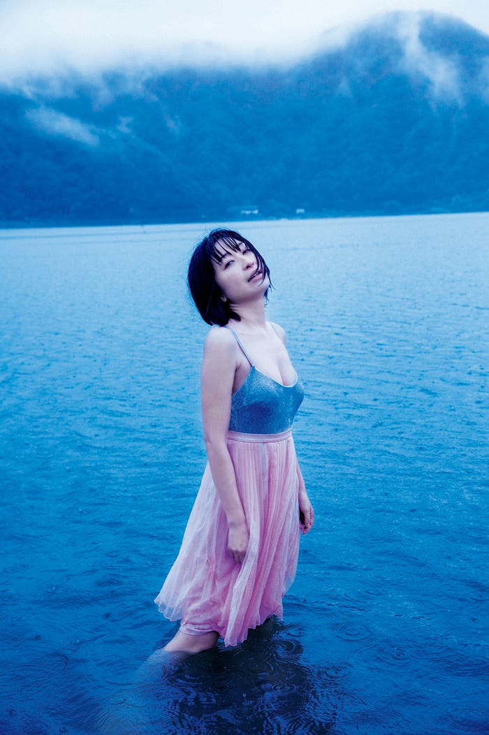 小野真弓写真集『赤い花』小野真弓(著)/野村恵子(著・撮影)講談社