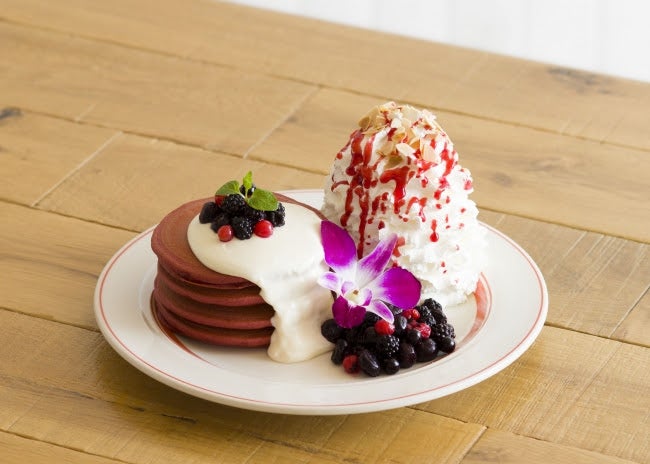 YOKOHAMAレッドベルベットパンケーキ1,350円(税別)/画像提供:Eggs’n Things