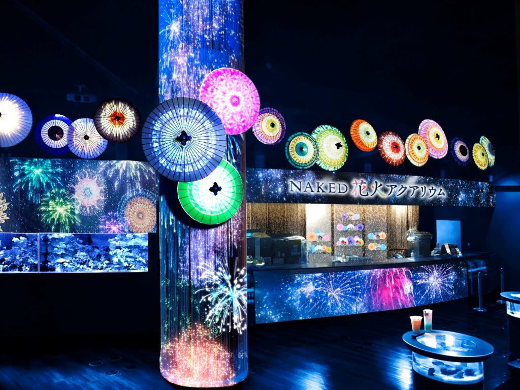美しい発光サンゴの水槽が連なるカフェバー「傘花火」ゾーン／画像提供：横浜八景島
