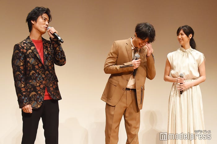 顔を歩いていた事件を暴露され思い出し笑いの福士蒼汰 (C)モデルプレス