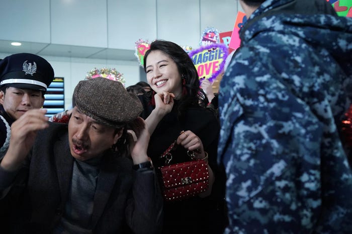 小日向文世、長澤まさみ/「コンフィデンスマンJP」第4話より(C)フジテレビ