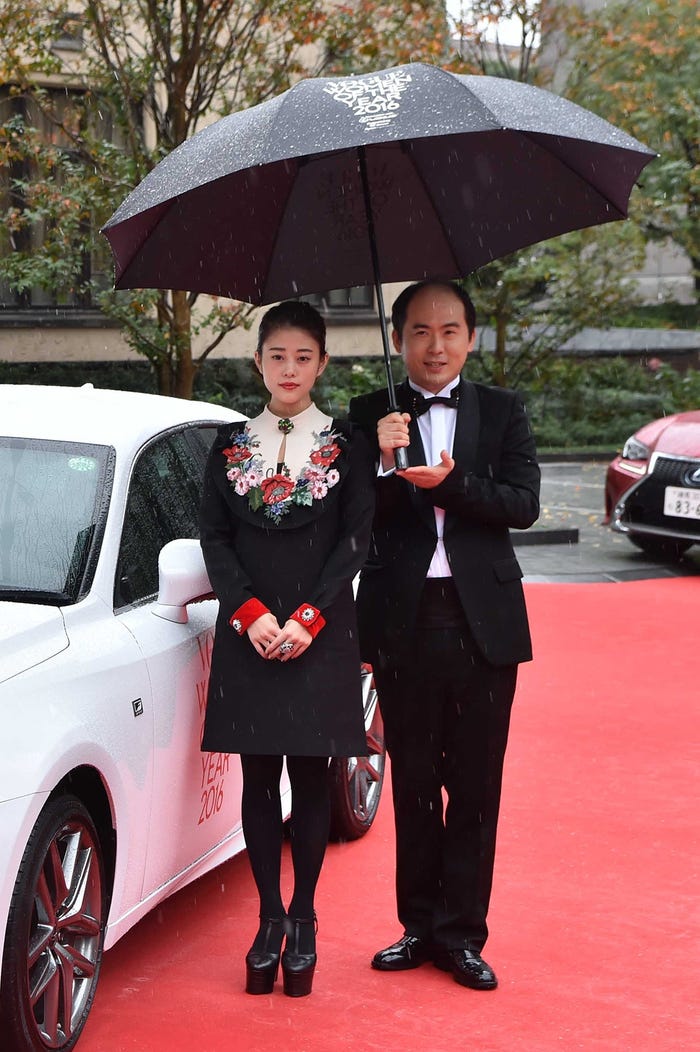 高畑充希「VOGUE JAPAN Women of the Year 2016」レッドカーペットの様子