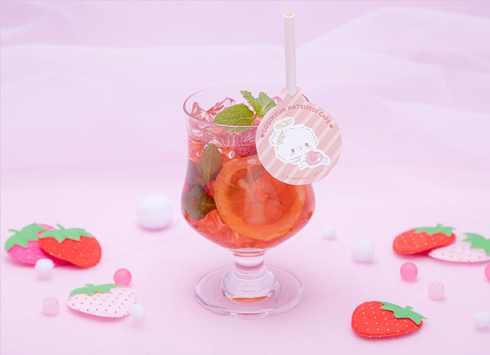 「こぎみょん、キューピットみょん!」 さわやかいちごアイスティー税込990円(C)2021 SANRIO CO.,LTD.S/F・G