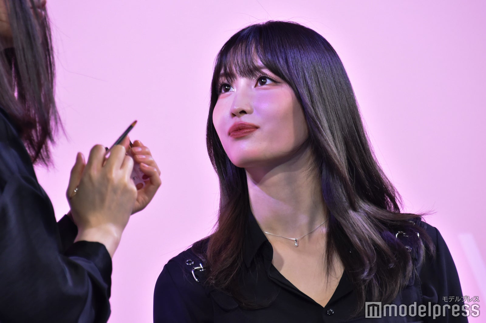 ウォン・ジョンヨ氏からメイクを受けるモモ （C）モデルプレス