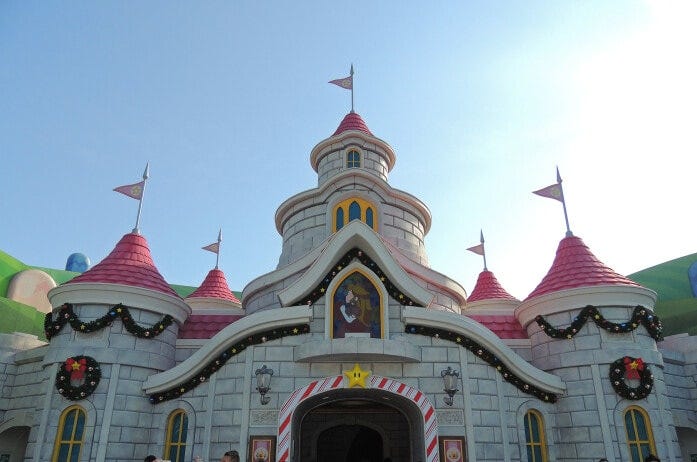 ピーチ城もウィンターデコレーションで飾られています