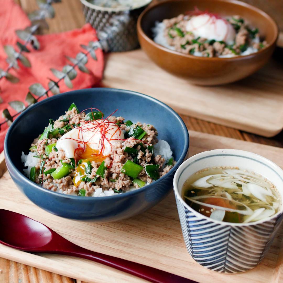簡単献立!豚ひき肉とニラのスタミナ丼と梅わかめスープ定食