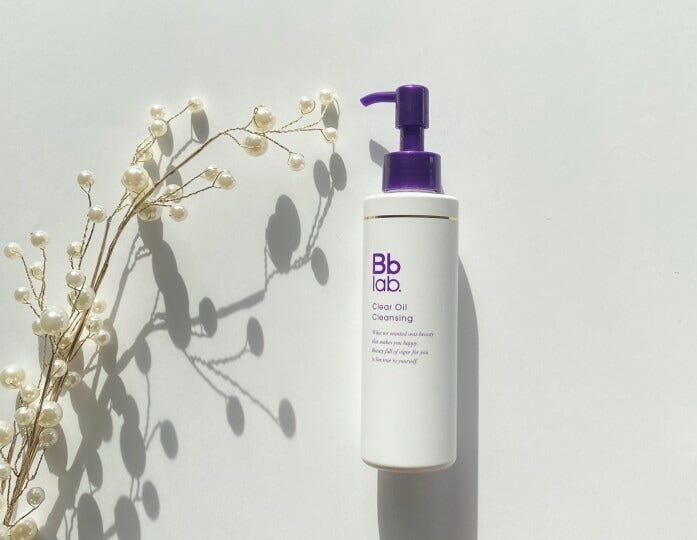 シンプルで清潔感のあるパッケージもすてきなクレンジングオイル