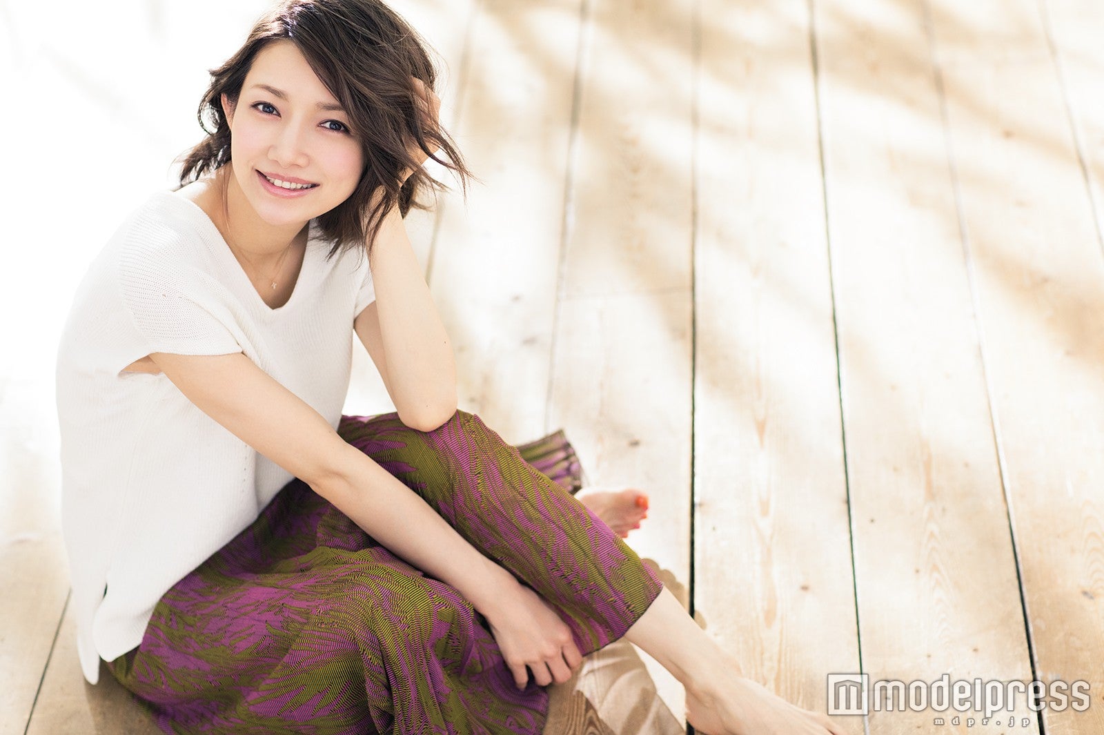 白ニットに柄スカートを合わせたゆったりスタイルを披露した後藤真希（画像提供：セブン＆アイ出版）